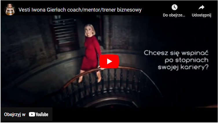 Iwona Gierłach – coach i mentorka – idzie po schodach, opowiadając o rozwoju kariery