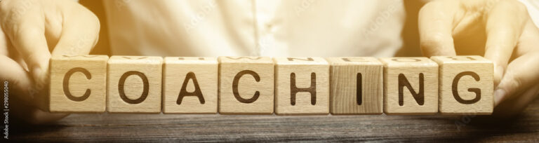 Napis „Coaching z klocków” na tle jasnej, pozytywnej fotografii z kolorowymi klockami – kreatywny motyw rozwojowy.